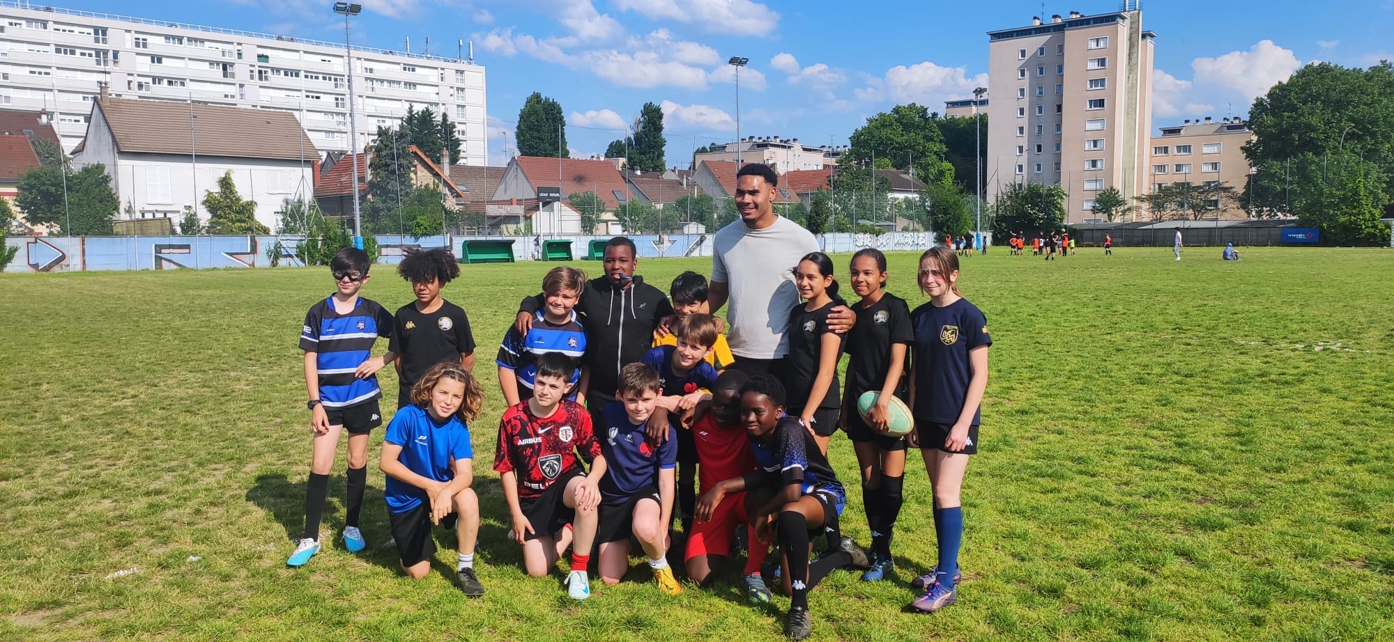 Lire la suite à propos de l’article Noah NENE un môme du RCVB, sélectionné en Equipe de France revient sur ses terres et honore l’école de rugby par sa présence.